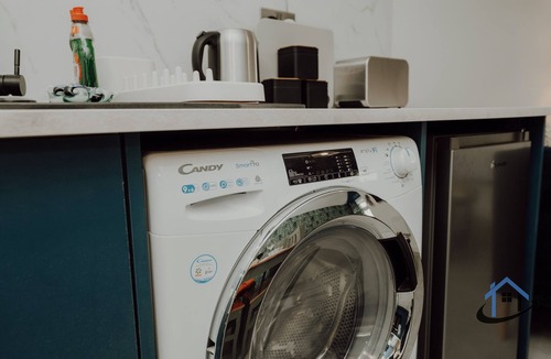 Desborough Apartment | Apt 3 - Manor House - 2 Bed 2 bathroom sleeps 5 parking