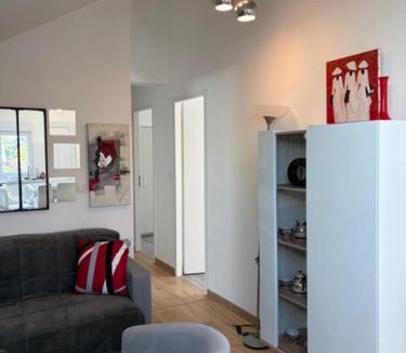 Avrille Apartment | Apt 5 chambres parkings jardin prox Terra Botanica