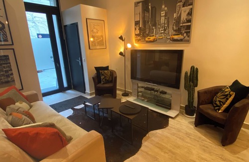 Batignolles Apartment | APT 70m2 5mns Montmarte, Moulin rouge, 3mns metro, heart of Batignolles