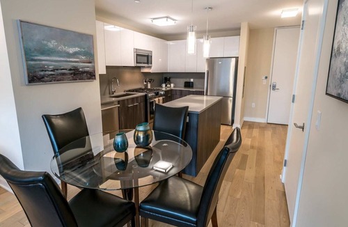 Downtown Apartment | Apt Downtown with Gym and Pool