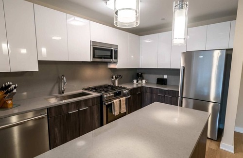 Downtown Apartment | Apt Downtown with Gym and Pool