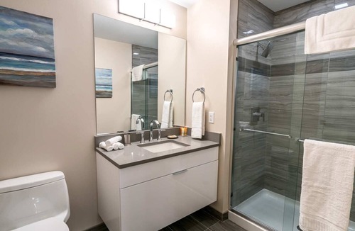 Downtown Apartment | Apt Downtown with Gym and Pool