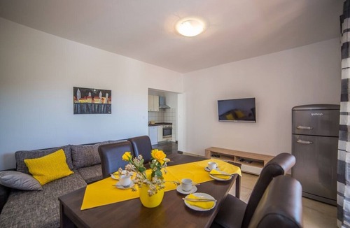 Palit Apartment | Apt Lemon - Beautiful house in green with outdoor pool and barbecue area