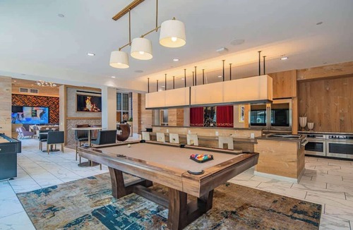Orange Heights Apartment | Apt Near Attractions | Pool, Gym, Parking & W/D