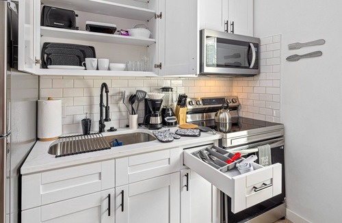 Northside House | Apt Near Downtown | Desk WiFi TVs | Games | Pets