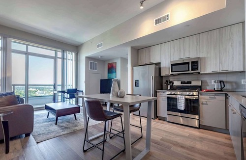 Stamford Apartment | Apt On Harbor with Balcony and Pool