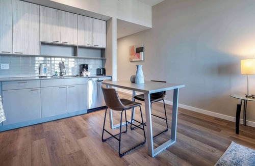 Stamford Apartment | Apt On Harbor with Balcony and Pool