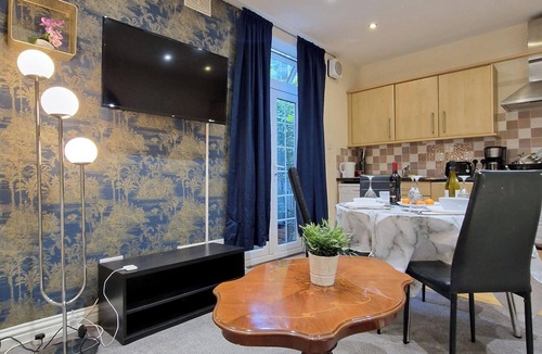 Coventry Apartment | Apt - Sleeps 5/6 - Parking - Train Station Close