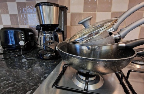 Coventry Apartment | Apt - Sleeps 5/6 - Parking - Train Station Close