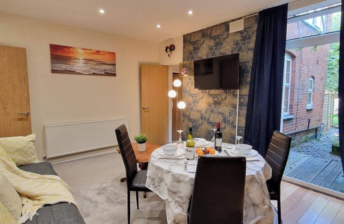 Coventry Apartment | Apt - Sleeps 5/6 - Parking - Train Station Close