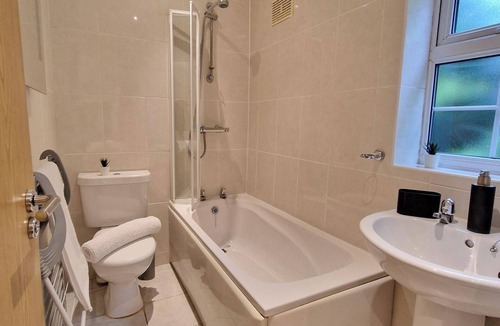 Coventry Apartment | Apt - Sleeps 5/6 - Parking - Train Station Close