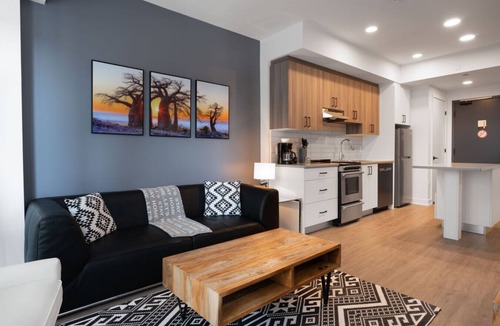 Centretown West Apartment | Apt w/Den and Rooftop, Steps to Little Italy