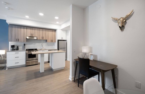 Centretown West Apartment | Apt w/Den and Rooftop, Steps to Little Italy