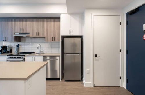 Centretown West Apartment | Apt w/Den and Rooftop, Steps to Little Italy