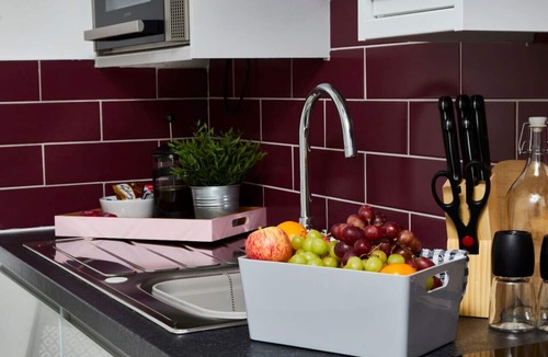 Castle Donington Apartment | Apt w/Gym & Pool Access; Full Kitchen, Fast WiFi