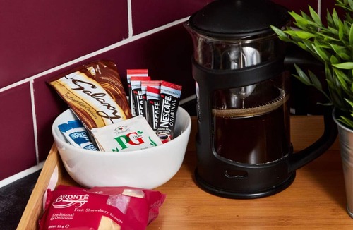 Castle Donington Apartment | Apt w/Gym & Pool Access; Full Kitchen, Fast WiFi