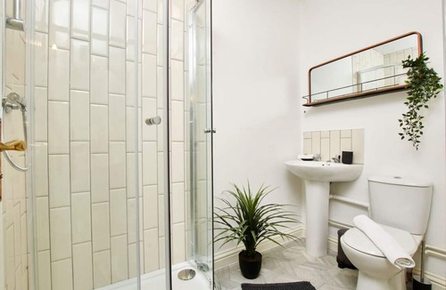 Castle Donington Apartment | Apt w/Gym & Pool Access; Full Kitchen, Fast WiFi