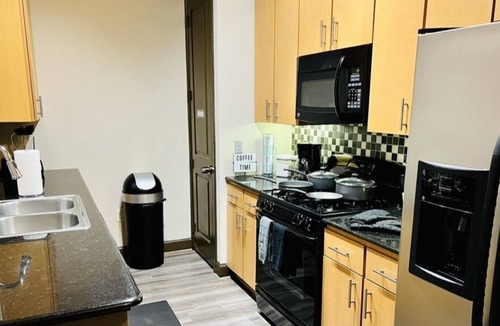 Grogan's Mill Apartment | Apt Walkable to Towncenter/ FREE Park/ Pool/ Gym
