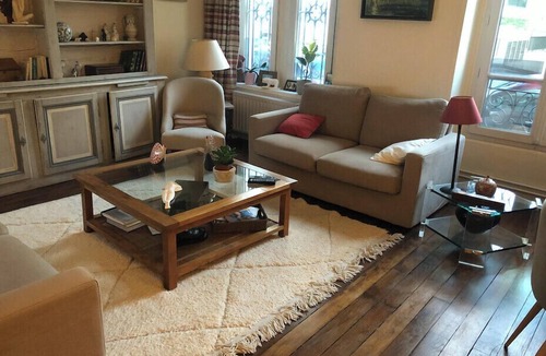 Neuilly-sur-Seine Apartment | Apt with terrace Near Paris