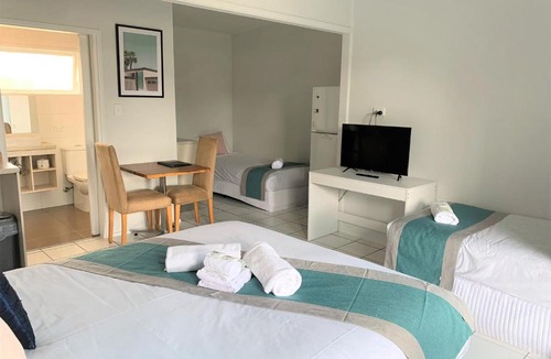 Biggera Waters Hotel | Aqua Blue Motel