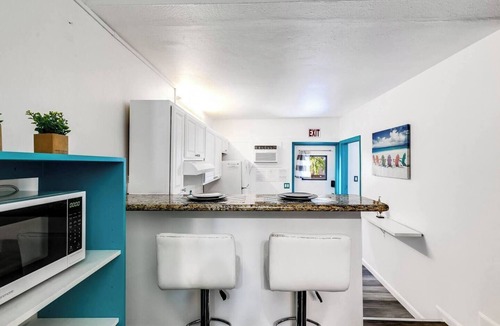 Downtown Hollywood Apartment | Aqua Breeze Retreat with Free Parking