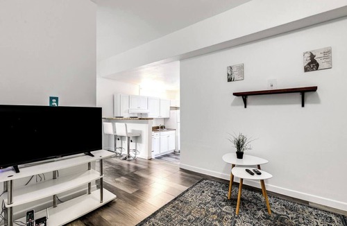 Downtown Hollywood Apartment | Aqua Breeze Retreat with Free Parking