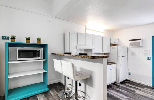Downtown Hollywood Apartment | Aqua Breeze Retreat with Free Parking