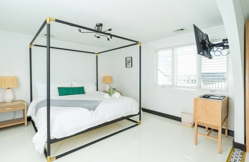 Aquebogue Hotel | Aqua by American Beech - Rooftop Suite