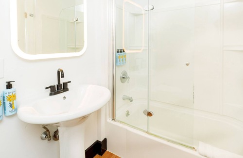 Aquebogue Hotel | Aqua by American Beech - Rooftop Suite