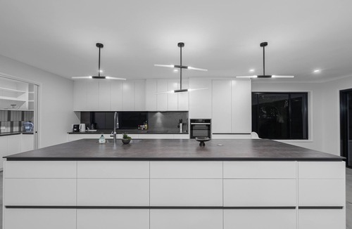 Mermaid Waters House | Aqua Haven - Modern Waterfront Escape - Holiday Home