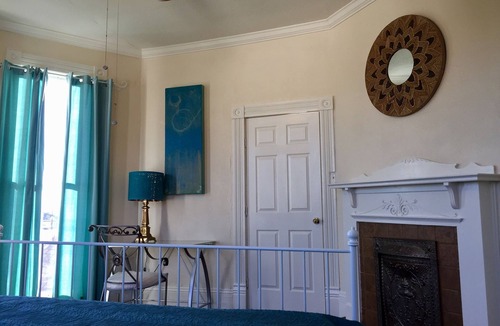 Government Hill House | Aqua ROOM! with shared Bathroom inside a House.