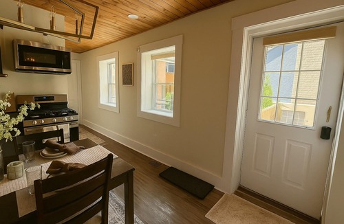 Madison House | Aquantis: Sleeps 6, Pets OK, Steps from Main St