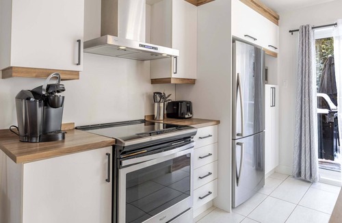 Pont-Rouge Ski Chalet | Arès | Family Retreat | Pool & Spa