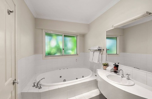 Wollongbar Hotel | Arabella Garden Inn Motel