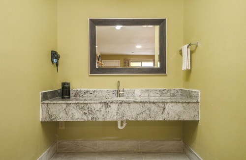 Aransas Pass Hotel | Aransas Bay Inn & Suites Corpus Christi by OYO