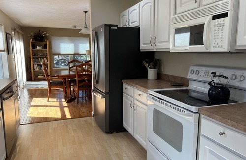 Glen Arbor House | Arbor Pines Oak - walk to downtown Glen Arbor