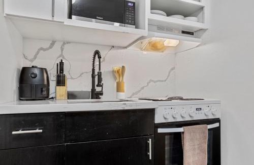 South Central Houston House | Arbor Villas I 8 Apts Sleeps 57 Great Location