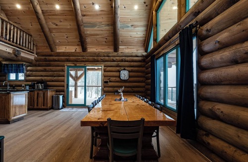 Notre-Dame-Auxiliatrice-de-Buckland Ski Chalet | Arborum North Forest | Logs, spa, ski, pool table and slope views