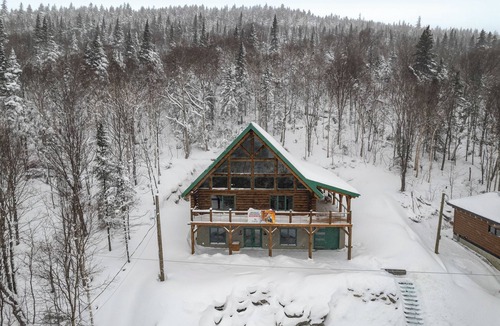 Notre-Dame-Auxiliatrice-de-Buckland Ski Chalet | Arborum North Forest | Logs, spa, ski, pool table and slope views