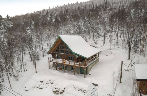 Notre-Dame-Auxiliatrice-de-Buckland Ski Chalet | Arborum North Forest | Logs, spa, ski, pool table and slope views