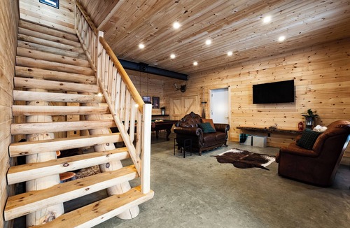 Notre-Dame-Auxiliatrice-de-Buckland Ski Chalet | Arborum North Forest | Logs, spa, ski, pool table and slope views