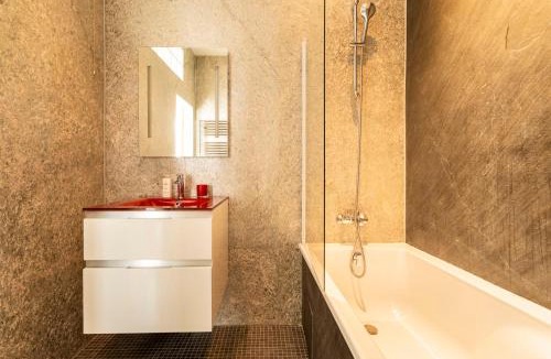Ternes Apartment | Arc de Triomphe - Home in City - AC & Jacuzzi