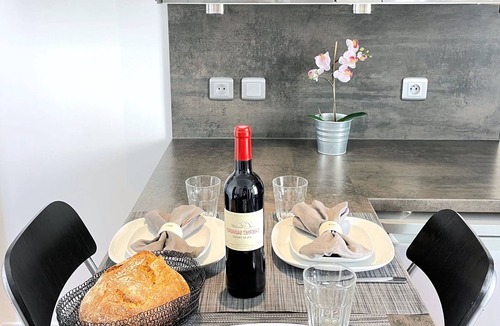 Ternes Apartment | Arc de Triomphe modern studio stay