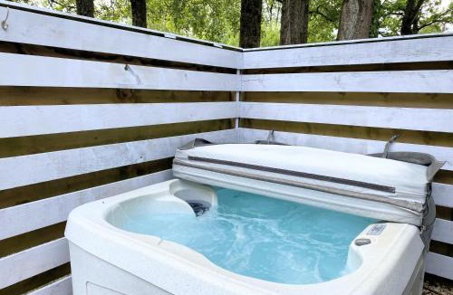 Warminster Apartment | Arc Pod-HotTub- Dog Friendly - Longleat - Bath