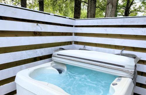 Warminster Apartment | Arc Pod-HotTub- Dog Friendly - Longleat - Bath