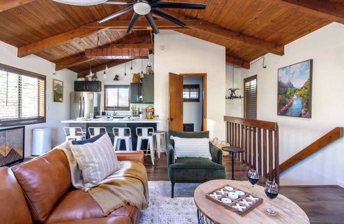 Munds Park House | Arcade Cabin with Forest Views & Hot Tub
