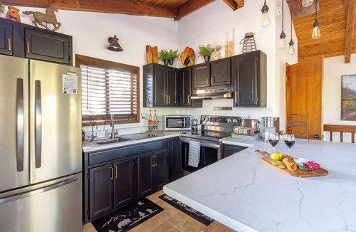 Munds Park House | Arcade Cabin with Forest Views & Hot Tub