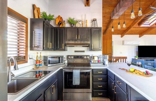 Munds Park House | Arcade Cabin with Forest Views & Hot Tub