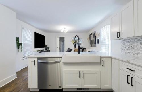 Northeast Minneapolis House | Arcade Room, 5 Min To Downtown, Putting Green