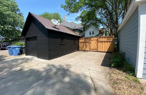 Northeast Minneapolis House | Arcade Room, 5 Min To Downtown, Putting Green